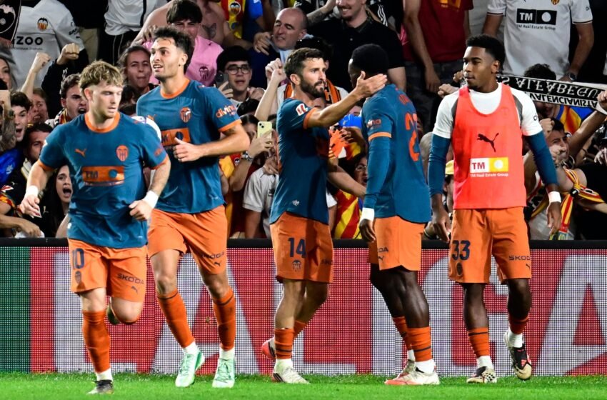  Javier Aguirre le pone un parche al Valencia