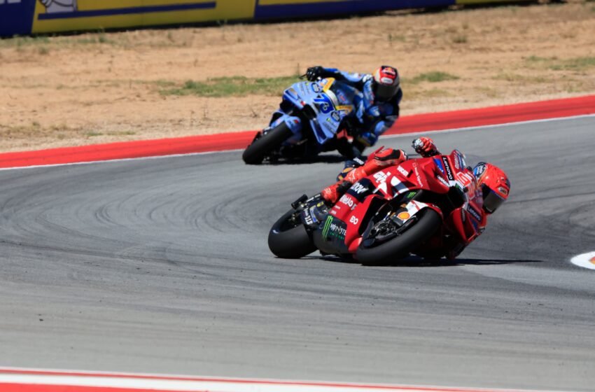  Marc Márquez responde al reto de Marco Bezzecchi ganando la ‘sprint’ del GP de Aragón