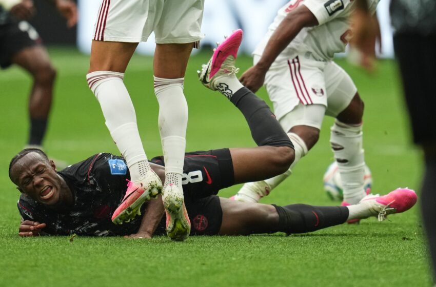  El canadiense Koné sufre la fractura de la tibia izquierda jugando contra Qatar