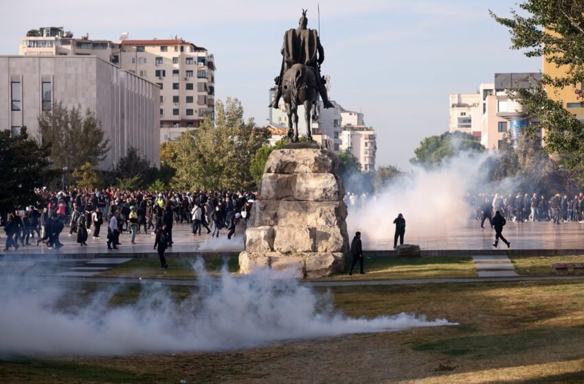  El hartazgo de los jóvenes en Albania frente a la clase dirigente vuelve a estallar en las calles