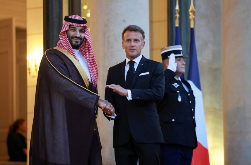  Macron anuncia tres parques “como Disneyland” en París financiados por Arabia Saudí