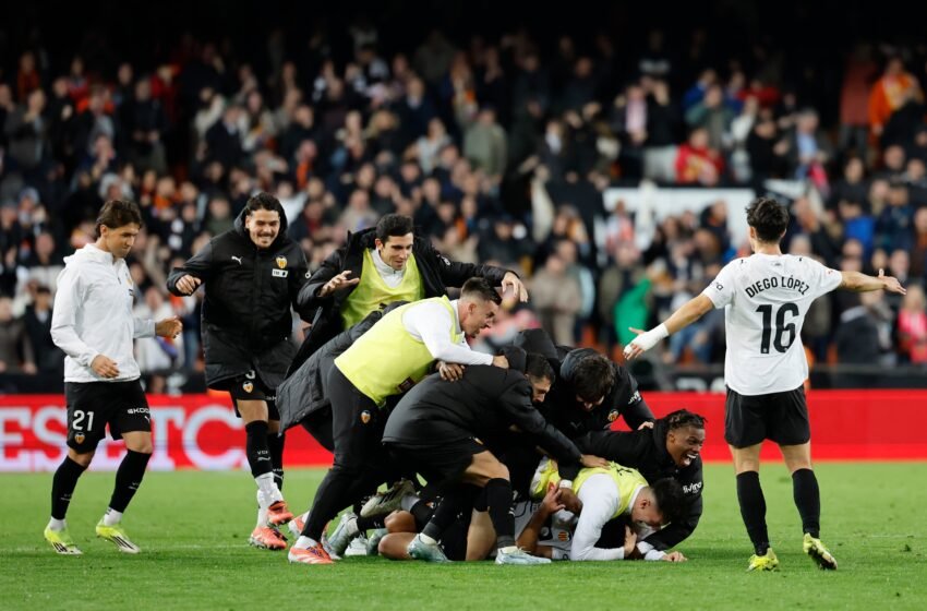  Mestalla vuelve a vivir una remontada memorable del Valencia ante el Alavés