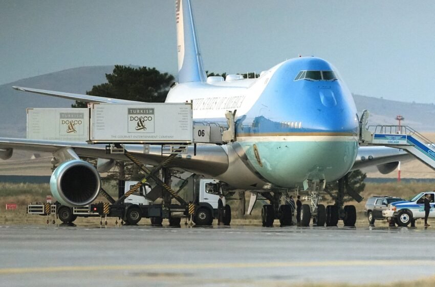 Trump cambió de avión en secreto tras la cumbre de la OTAN en Turquía oculto en un contenedor de ‘catering’ por una amenaza de Irán