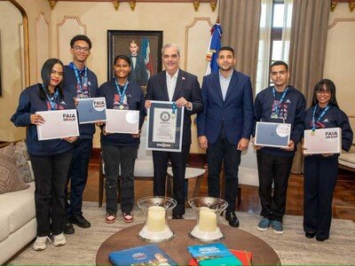  Abinader recibe a estudiantes rompieron récord Guinness de lectura