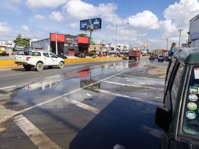  Agua desperdiciada desde alcantarilla en la avenida Los Próceres