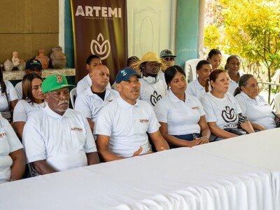  Artesanos de Miches denuncian intentos de vendedores Playa Esmeralda
