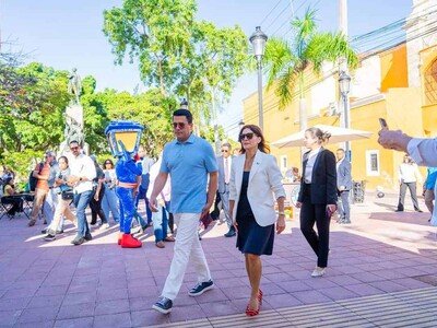  David Collado y embajadora de EE. UU. visitan la Ciudad Colonial