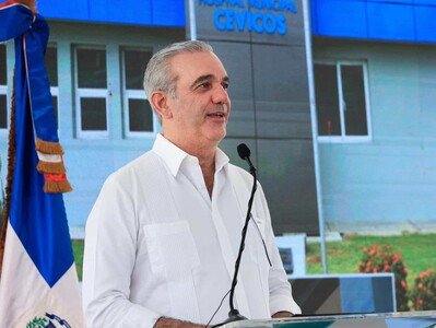  Luis Abinader inaugura un hospital en Santiago