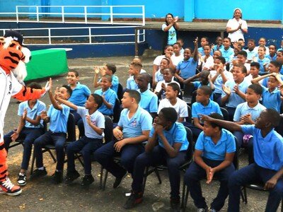  DCNB y Tigres de Detroit donan utilerías a escuela en La Zurza