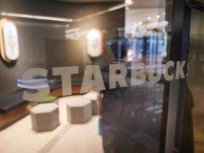  Policía surcoreana registra sede de Starbucks tras polémica campaña